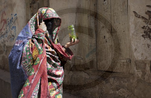 Frau im juedischen Viertel im Jemen