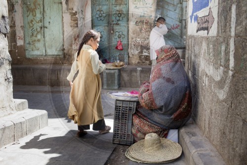Frau verkauft Brot im juedischen Viertel im Jemen
