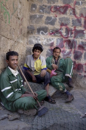 Strassenfeger in der Vorstadt von Sanaa