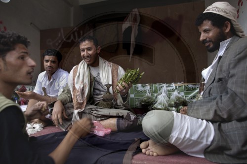 Verkaeufer der legalen Droge Qat in der Vorstadt von Sanaa