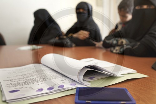 Frauen erhalten einen Mikrokredit der Al-Amal Microfinance Bank im Jemen