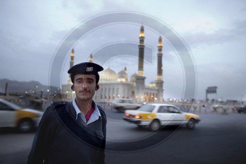 Poizist vor der Al-Saleh-Moschee