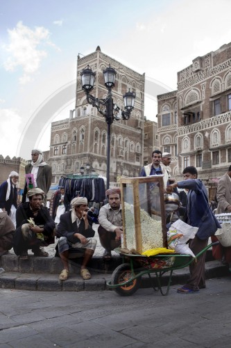 Popcorn verkaeufer auf dem Platz am Bab al Yemen