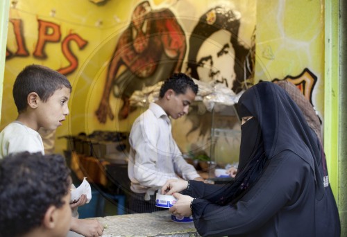 Frau vor dem Abbild Che Guevaras in der Altstadt von Sanaa