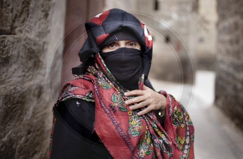 Traditionell gekleidete Frau in der Altstadt von Sanaa