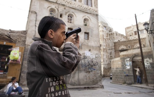Junge mit Spielzeugpistole in der Altstadt von Sanaa