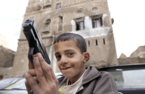 Junge mit Spielzeugpistole in der Altstadt von Sanaa