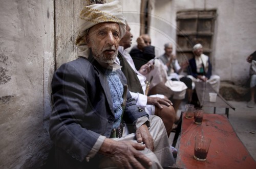 Alter Mann sitzt in einer Karawanserei in der Altstadt von Sanaa
