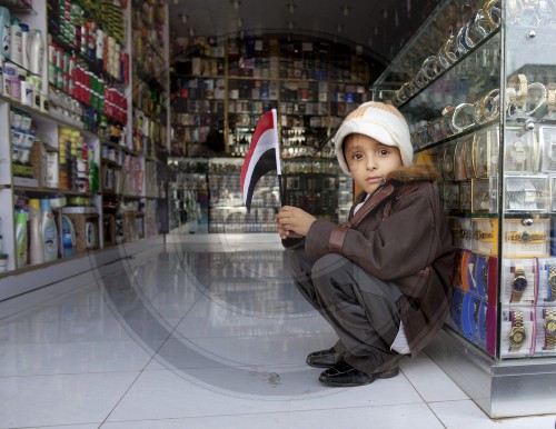 Junge mit der Nationalflagge in Sanaa