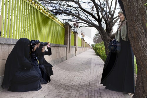 Frauen fotografieren sich in Sanaa
