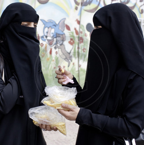Frauen essen Pommes Frites in Sanaa