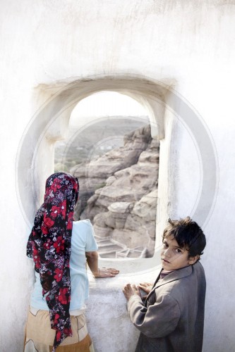 Kinder am Fenster des Palast des Imam im Wadi Dhar bei Sanaa im Jemen