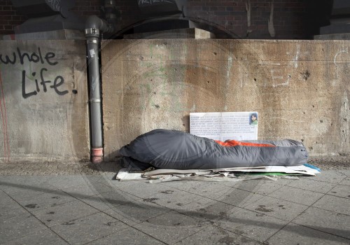 Obdachloser unter einer Bruecke