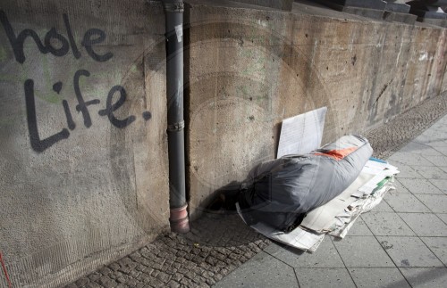 Obdachloser unter einer Bruecke