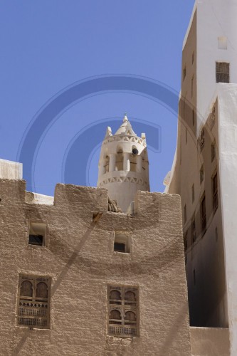 Fenster und Minarett einer Moschee in Shibam im Wadi Hadramaut, Jemen.