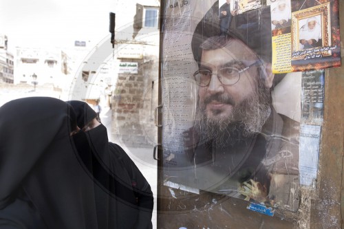 Frauen betrachten ein Bild von Sayyed Hasan Nasrallah