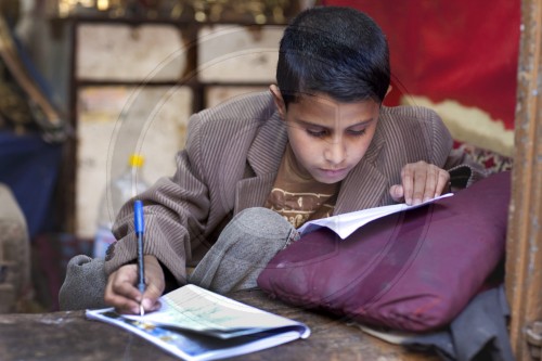 Junge lernt in der Altstadt von Sanaa