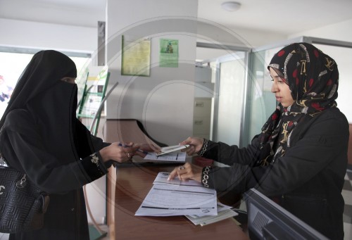 Frau erhaelt einen Mikrokredit der Al-Amal Microfinance Bank im Jemen