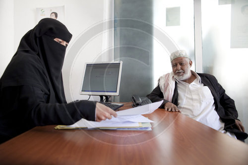 Mann erhaelt einen Mikrokredit der Al-Amal Microfinance Bank im Jemen
