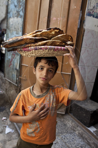 Junge verkauft Brot im Jemen