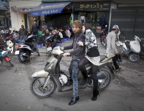 Junge Vietnamesen vor einem Strassencafe| Young Vietnamese people in front of a street cafe