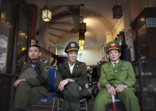 Polizisten in Hanoi| Policemen in Hanoi