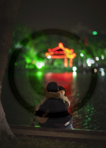 Liebespaare am Hoan-Kiem-See in Hanoi|Lovers at Hoan Kiem Lake in Hanoi