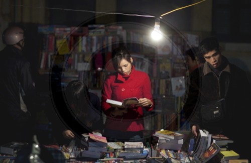 Junge Frau auf einem Buechermarkt| Young woman on a book market
