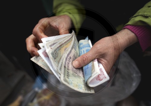 Geldzaehlen in Hanoi| Counting money in Hanoi