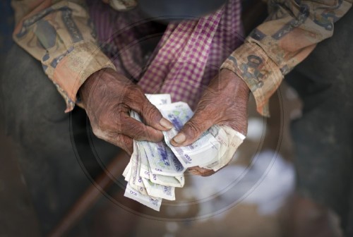 Alter Mann zaehlt sein Geld| Old man counting his money