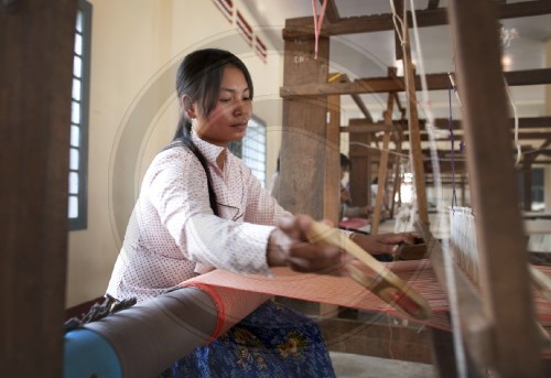 Frauen lernen weben am Webstuhl| Women learn how to weave on a loom