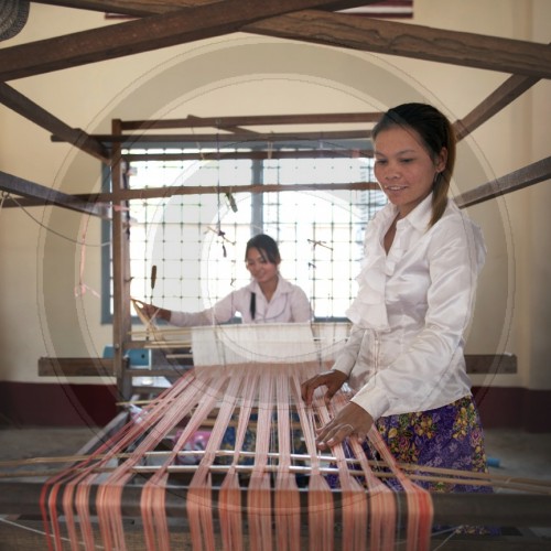 Frauen lernen weben am Webstuhl| Women learn how to weave on a loom