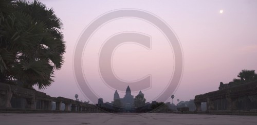 Sonnenaufgang bei der Tempelanlage Angkor Wat | Sunrise at the temple complex of Angkor Wat