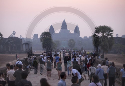 Sonnenaufgang bei der Tempelanlage Angkor Wat | Sunrise at the temple complex of Angkor Wat