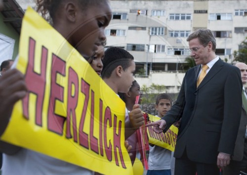 WESTERWELLE besucht Strassenfussballprojekt