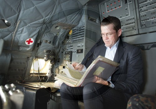 Guttenberg im Cockpit einer Transall