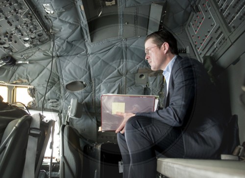 Guttenberg im Cockpit einer Transall