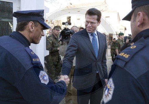 Guttenberg mit Polizei im Kosovo