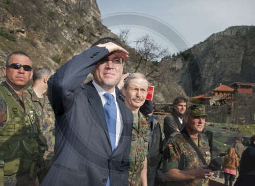 Guttenberg besucht Erzengelkloster in Prizren