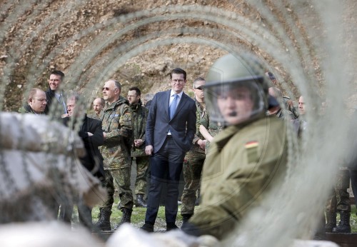 Guttenberg besucht Erzengelkloster in Prizren