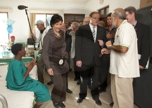 NIEBEL besucht Krankenhaus in Tansania