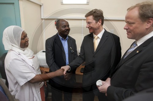 NIEBEL , WESTERWELLE besuchen Krankenhaus in Tansania