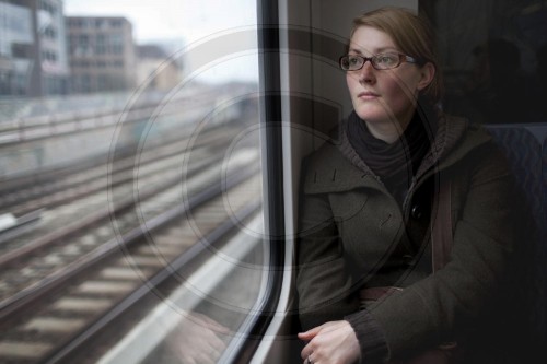 Junge Frau in der S Bahn | Young woman in the streetcar , tram