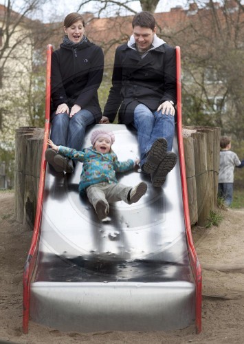 Familie auf dem Spielplatz | Family on the playground