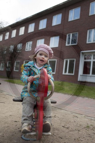 Kleinkind auf dem Spielplatz | Toddler on the playground