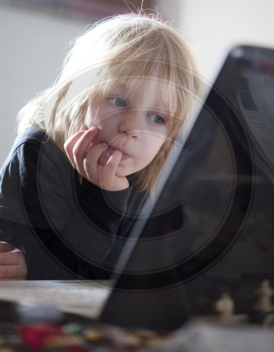Kind mit Laptop | Child with Laptop
