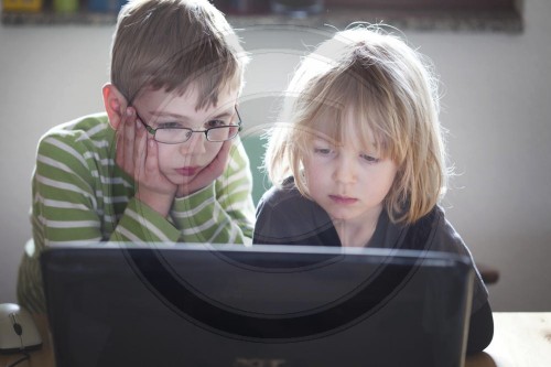 Kinder mit Laptop | Children with Laptop