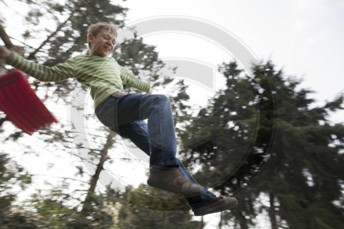 Kind springt von der Schaukelt | Child jumps off the swing