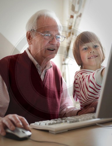 Grossvater und Enkel am Computer | Grandfather and grandson on the computer