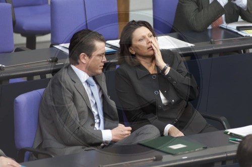 GUTTENBERG und AIGNER im Bundestag|GUTTENBERG and AIGNER in the Bundestag